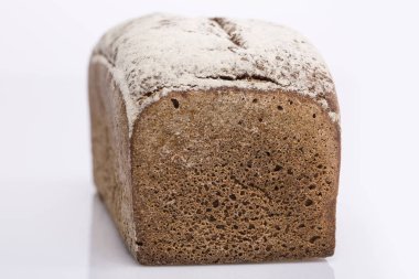 Tuğla şeklinde ekmek un serpilir