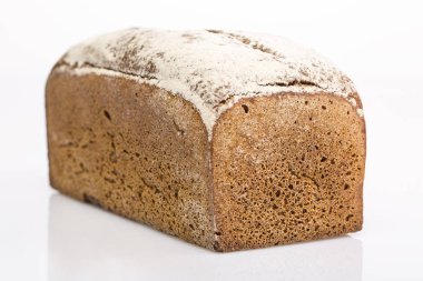 Tuğla şeklinde ekmek un serpilir