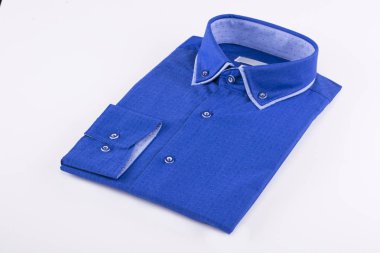 Yığılmış klasik erkek gömlek