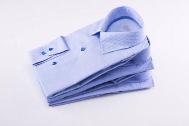 Yığılmış klasik erkek gömlek