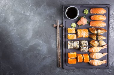 Sushi Gunkan 'ı, Nigiri' yi ve dürümleri hazırla.