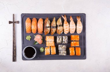 Sushi Gunkan 'ı, Nigiri' yi ve dürümleri hazırla.