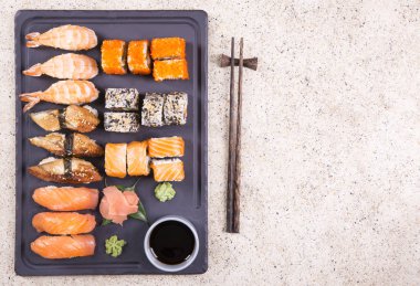 Sushi Gunkan 'ı, Nigiri' yi ve dürümleri hazırla.