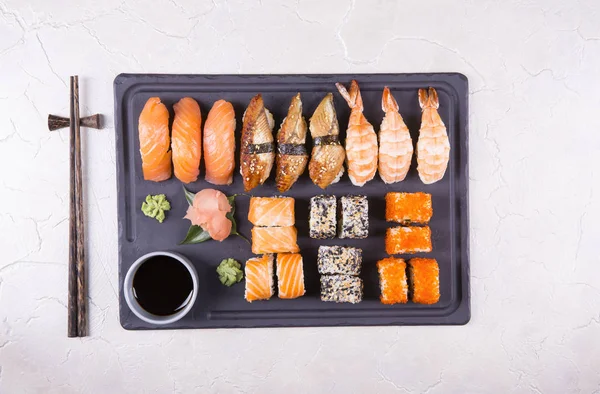 Sushi Gunkan 'ı, Nigiri' yi ve dürümleri hazırla.