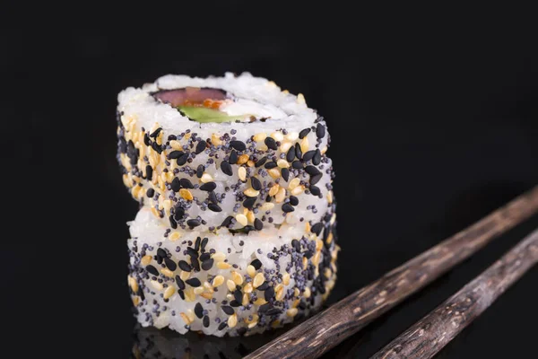 Siyah bir zemin üzerine Japon yemekleri