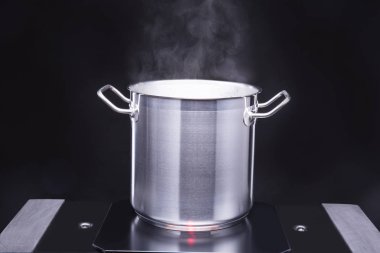 Makarna yemek pişirmek için büyük tava