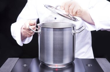 Makarna yemek pişirmek için büyük tava