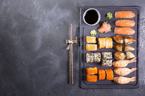 Sushi set gunkan, nigiri és tekercs közelről — Stock Fotó