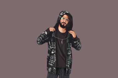 Parry G Bollywood şarkıcısı ve rapçisinin vektör karikatür çizimi. Renkli bir arkaplanda izole edilmiş.
