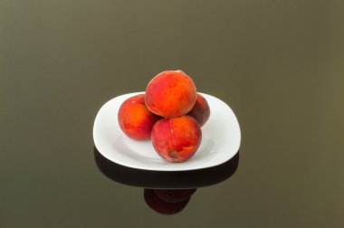 Beyaz bir tabak taze organik şeftali