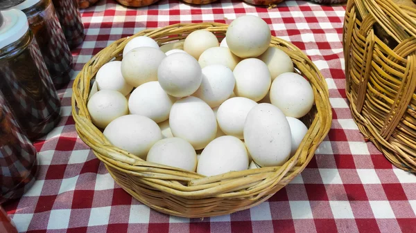 Telur ayam dalam keranjang — Stok Foto