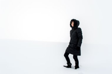 Karlı bir alanda yürüyen kadın