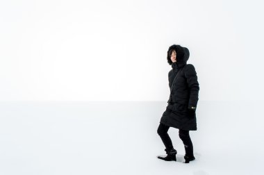 Karlı bir alanda yürüyen kadın