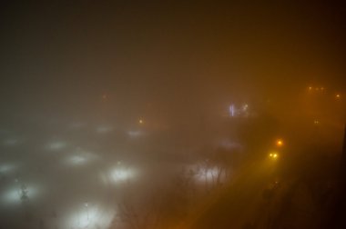 Işıklı bir sisli sokak hava gece görünümü 