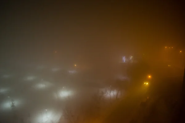 Luchtfoto nacht uitzicht op een verlichte mistige straat — Stockfoto