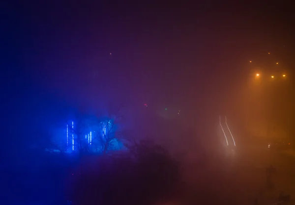 Luchtfoto van licht routes op een mistige nacht — Stockfoto