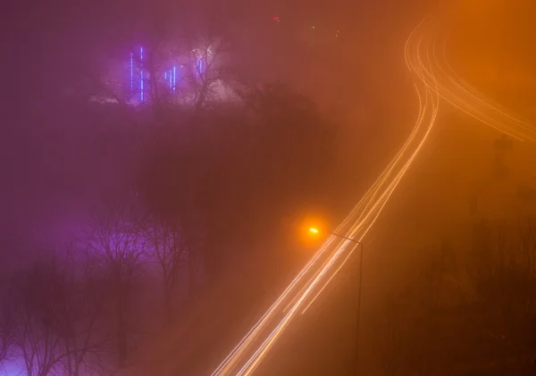 Luchtfoto van licht routes op een mistige nacht — Stockfoto