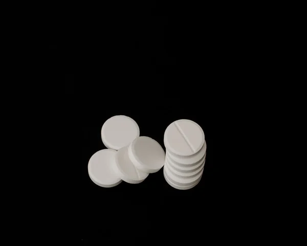 Białe tabletki musujące na czarnym tle — Zdjęcie stockowe