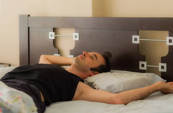 Homem dormindo confortavelmente em sua cama de manhã — Fotografia de Stock