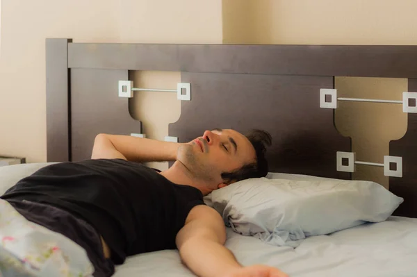 Homem dormindo confortavelmente em sua cama de manhã — Fotografia de Stock