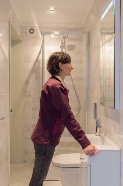 Kadın kendini bir banyoda ayna arıyor