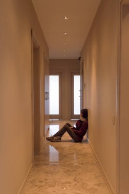 Sıkılmış kadın yalnız katta oturan