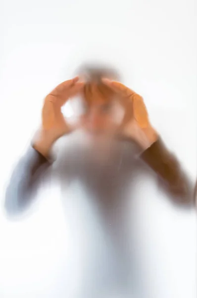 Schimmige man figuur achter een matglas — Stockfoto