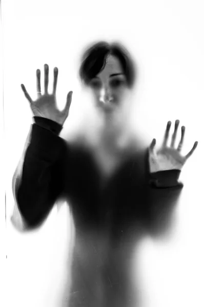 Figura de mujer sombría detrás de un vidrio esmerilado — Foto de Stock