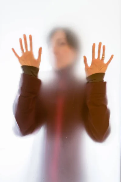 Figura humana sombria atrás de um vidro fosco — Fotografia de Stock