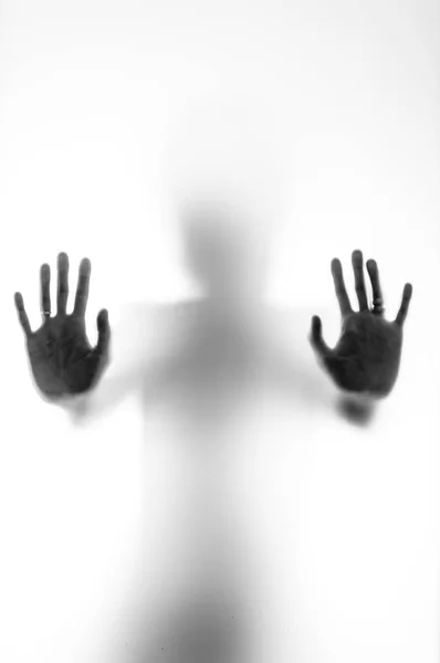 Figura humana sombría detrás de un vidrio esmerilado — Foto de Stock
