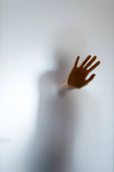 Figura umana oscura dietro un vetro smerigliato — Foto Stock