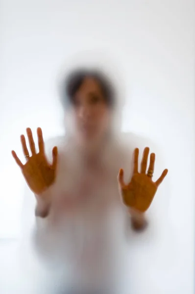 Figura de mujer sombría detrás de un vidrio esmerilado — Foto de Stock