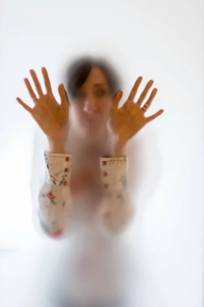 Mulher sombria figura atrás de um vidro fosco — Fotografia de Stock