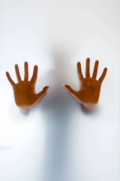 Schimmige menselijke figuur achter een matglas — Stockfoto