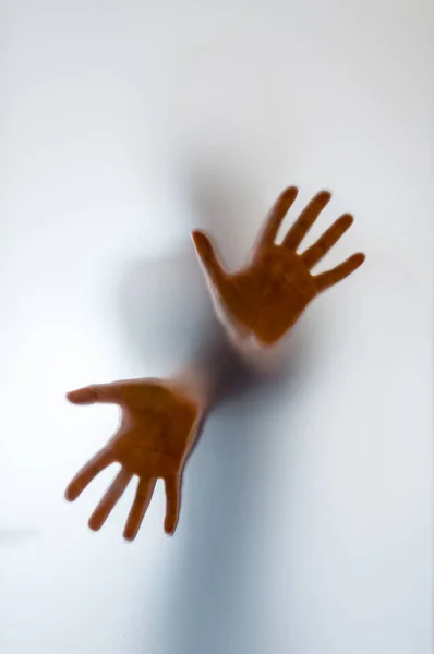 Figura humana sombría detrás de un vidrio esmerilado — Foto de Stock