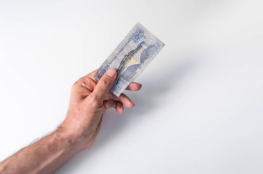 Bir Bhutan Ngultrum banknot elinde tutan adam