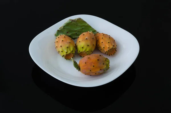 Frutos de nopal espinoso en un plato blanco — Foto de Stock