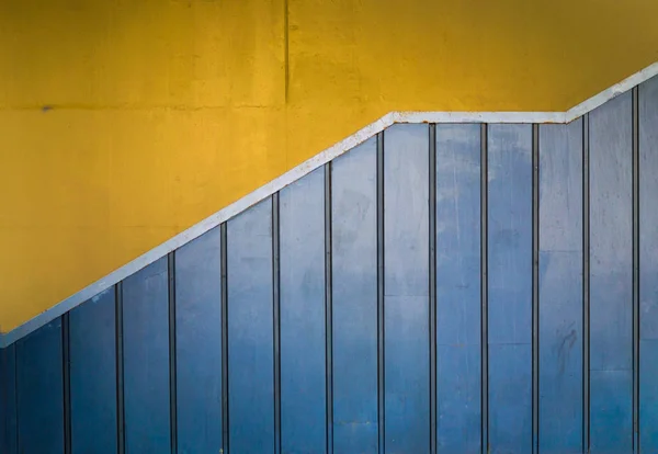 Vista de perfil de escaleras laterales de metal en color — Foto de Stock