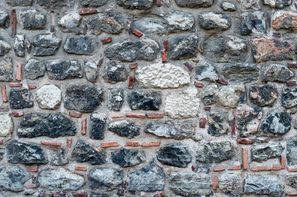 Gamla stenmuren med lera, kakel och lergods — Stockfoto