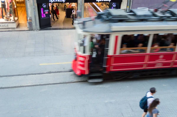 Размытый вид на прогулочных людей в районе Бейоглу Стамбула — стоковое фото