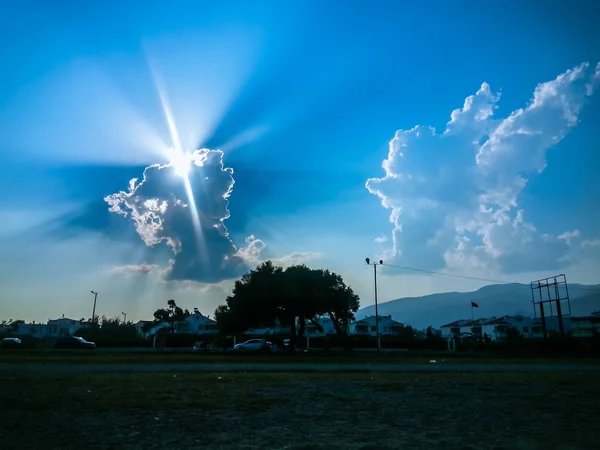 Peisaj de soare ascuns în spatele norilor cu un copac — Fotografie, imagine de stoc