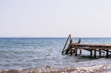 Çalışan dalgalar ile ahşap iskele ve deniz manzarası görünümü