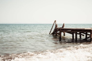 Çalışan dalgalar ile ahşap iskele ve deniz manzarası görünümü