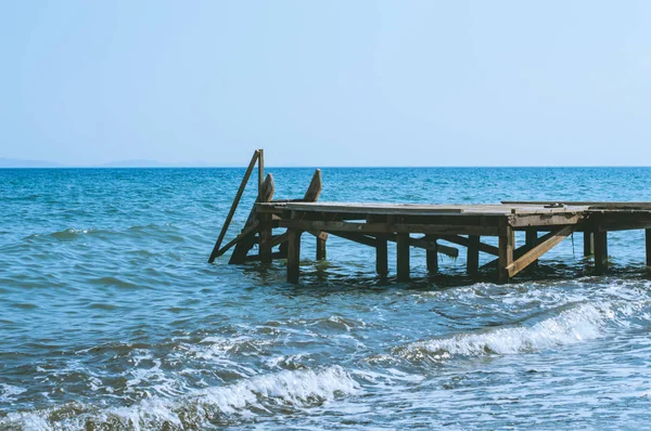 View of a wooden pier and seascape with running waves — Stock Photo, Image