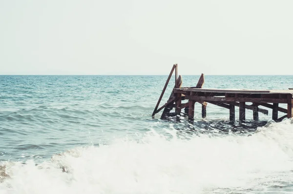 Vista de um cais de madeira e paisagem marinha com ondas correntes — Fotografia de Stock
