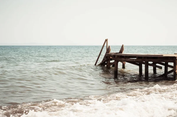 Widok drewnianego molo i Seascape z falami biegania — Zdjęcie stockowe