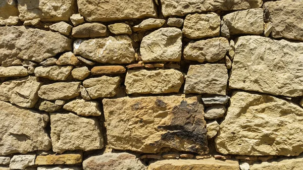 Veduta di un vecchio muro con pietre gialle — Foto Stock