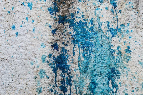 Old white concrete wall with blue dye stains — Stock Photo, Image