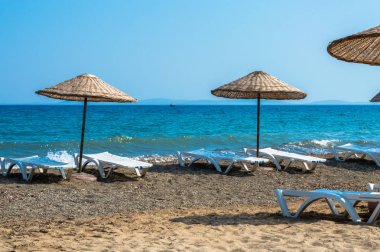 Türkiye'de boş seaside Beach hasır şemsiyeler