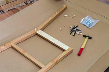Tamirci'nın DIY sandalye ve yerdeki aletleri